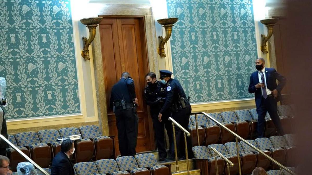 mai multe bombe artizanale au fost descoperite in capitoliu