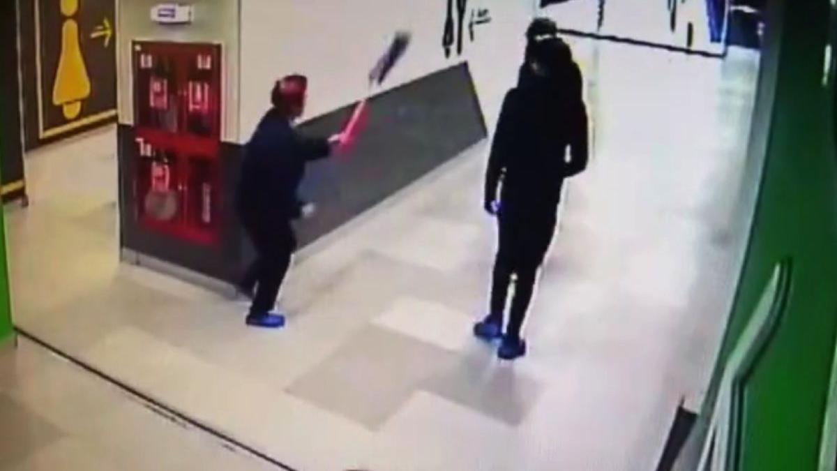 barbat toaleta femeilor magazin bucuresti incercat dezbrace femeie