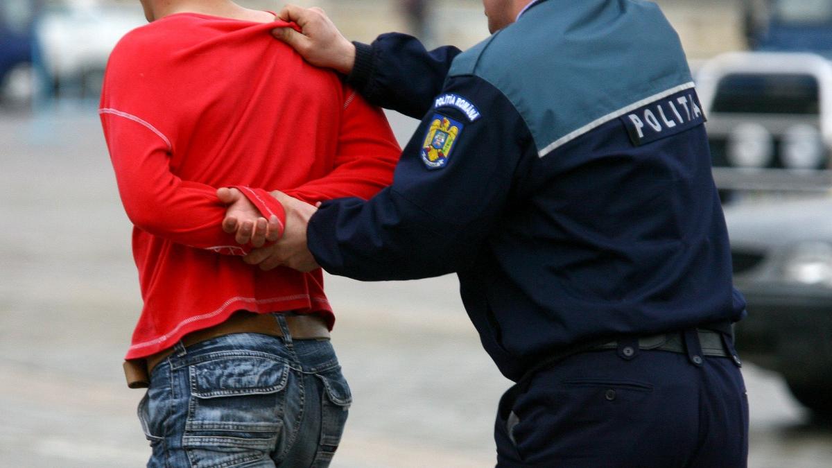 preot videle santajat poze pielea goala 300 000 lei