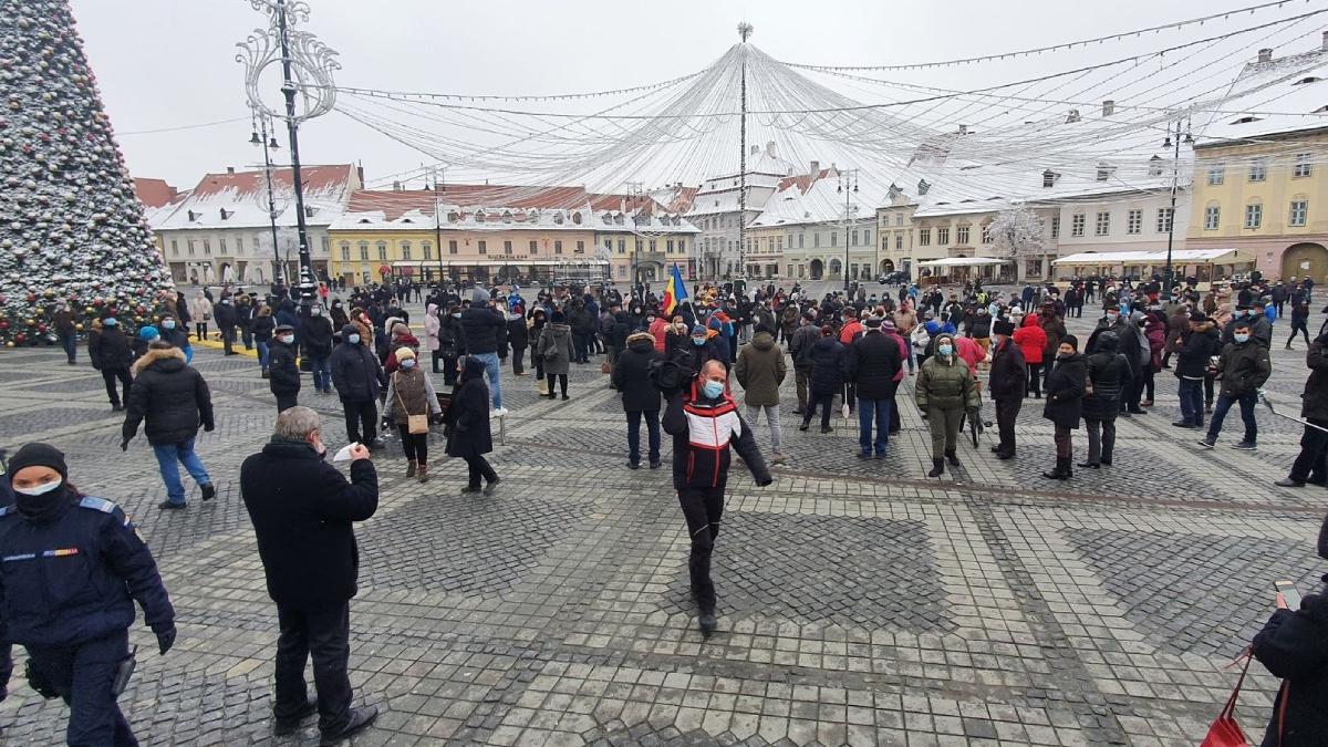 sute de oameni protest centrul sibiului taxa salubrizare
