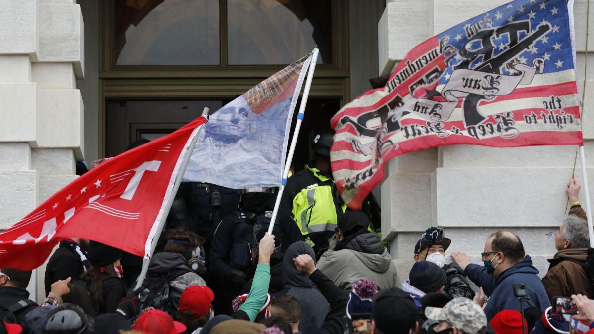 fbi grup armat donald trump demitere revolte cladiri guvernamentale amendamentul 25 joe biden