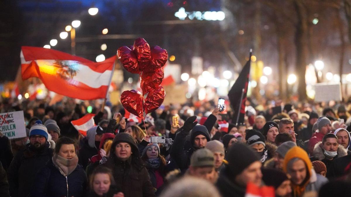austria protest anti restrictii heinz christian strache