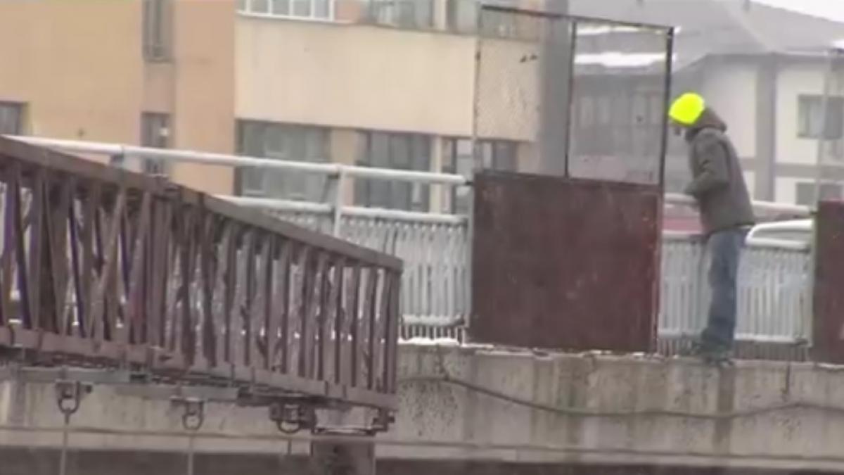 interventie de urgenta a pompierilor in capitala un barbat ameninta ca se arunca de pe podul grant