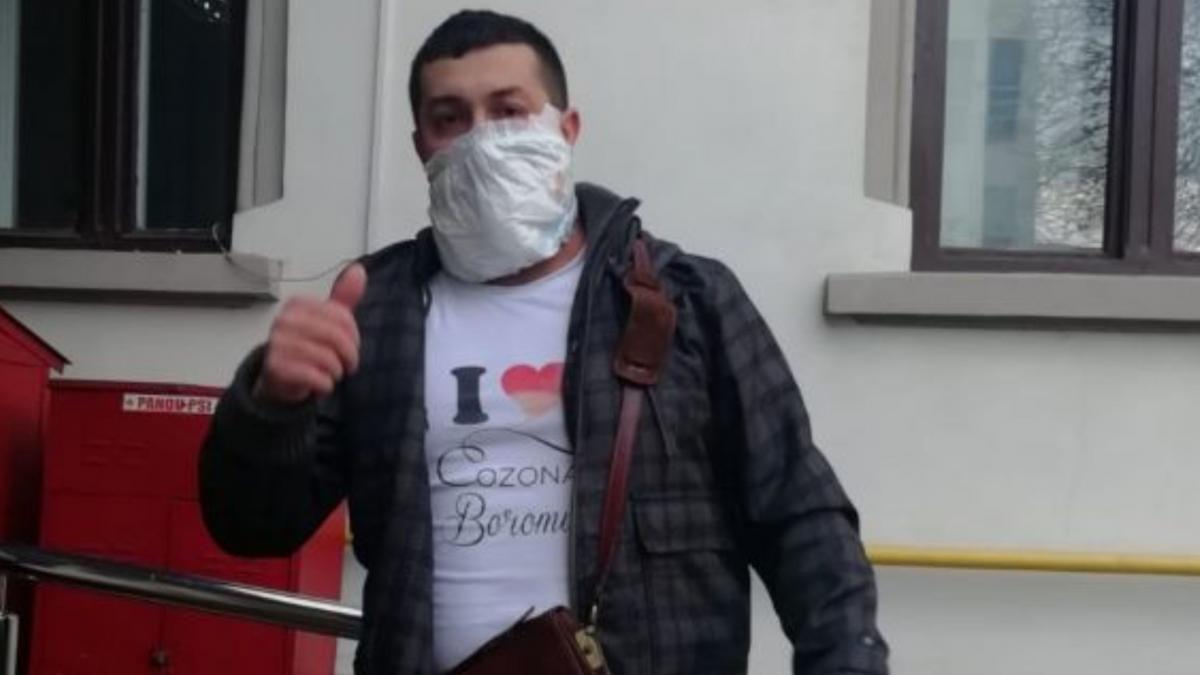 un barbat din targu jiu a folosit un pampers ca masca de protectie si a vrut sa intre in primarie