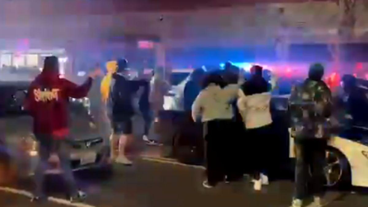 oameni calcati masina politie