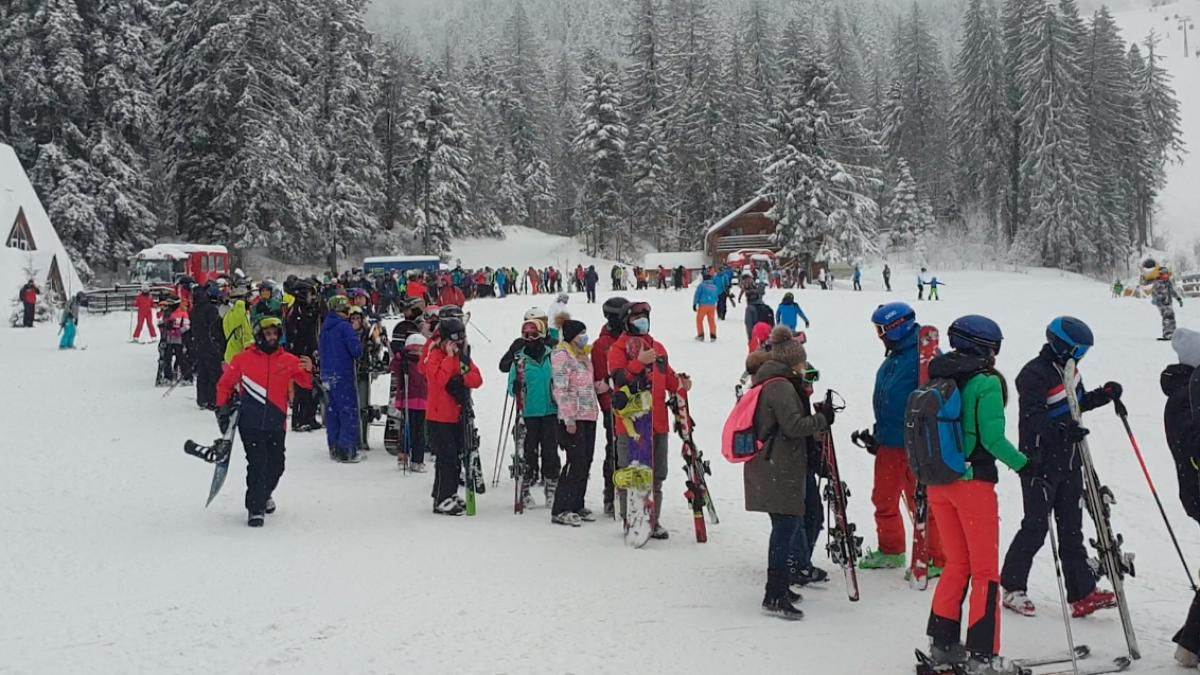 turisti poiana brasov cozi zeci de metri telegondola