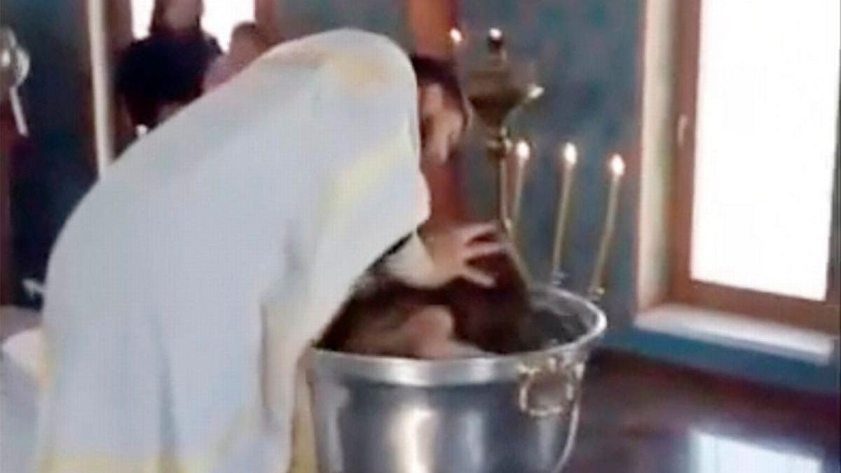 bebelus resuscitat biserica scufundat preot cristelnita suceava