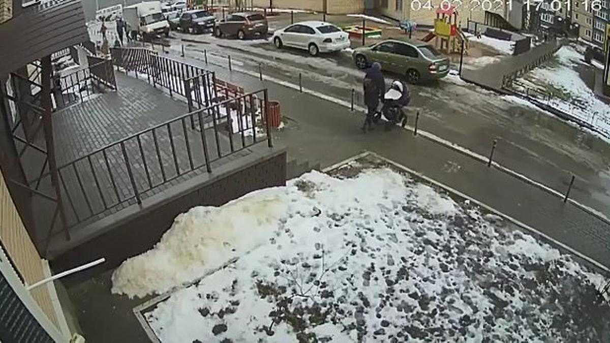 bebelus cinci luni mort sinucigas etaj