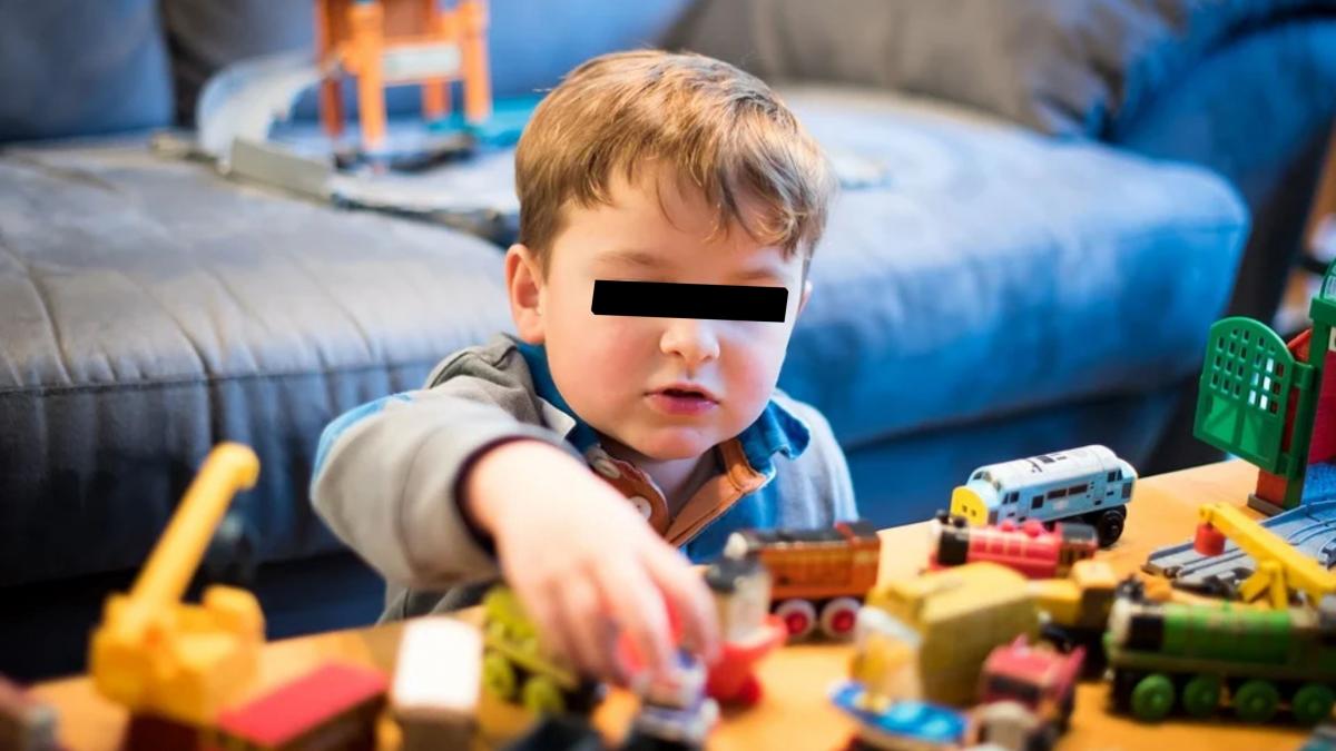 copil inecat jucartie de ziua lui