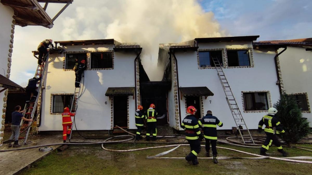 incendiu puternic intr un complex turistic din sibiu zeci de turisti evacuati in frig