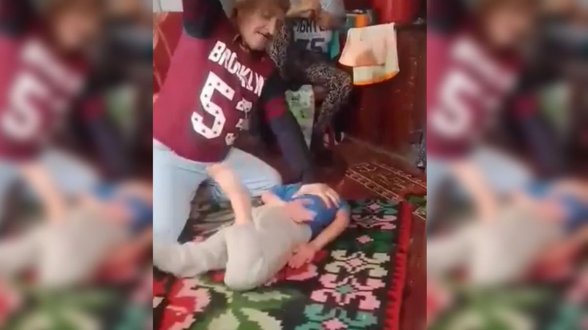 imagini greu de privit copil batut crunt de tata sub privirile mamei