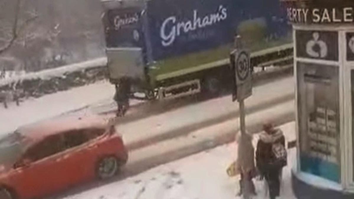 femeie filmata impinge la deal tir inzapezit