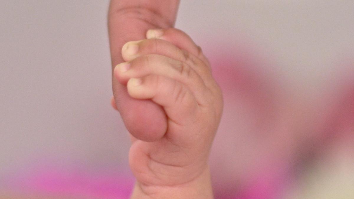 bebelus cinci zile abandonat scara bloc ramnicu valcea