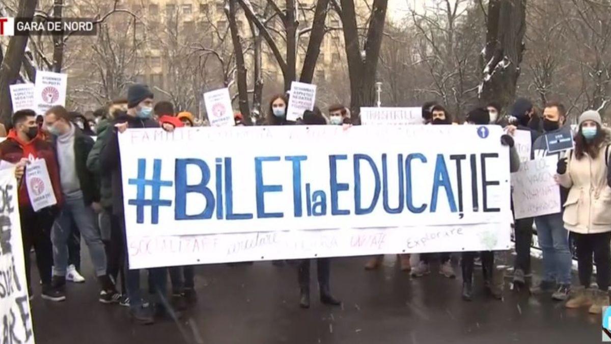 studentii protesteaza din nou in fata garii de nord din capitala