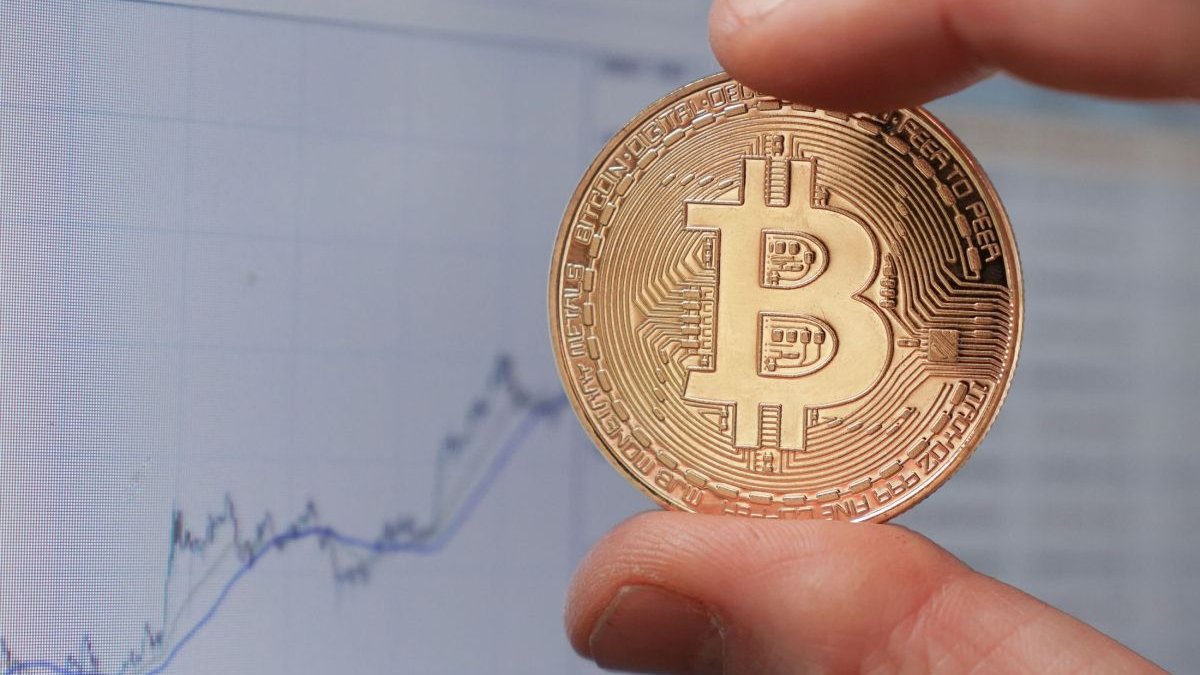 cumpărând și investind bitcoin