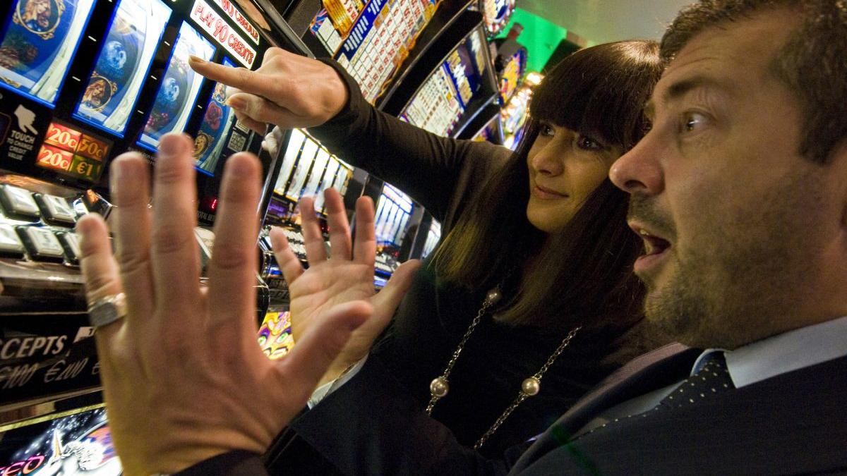 barbat fagaras convins angajata pacanele castigat de 10 ori mai mult