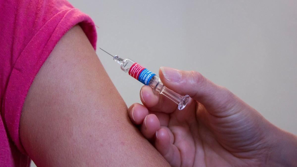 femeile mai predispuse la reactii adverse vaccin covid