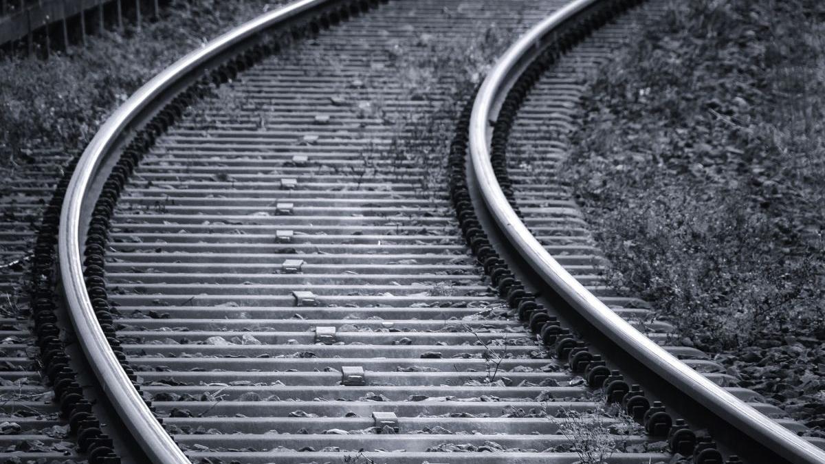 sinucidere iasi cale ferata tanar