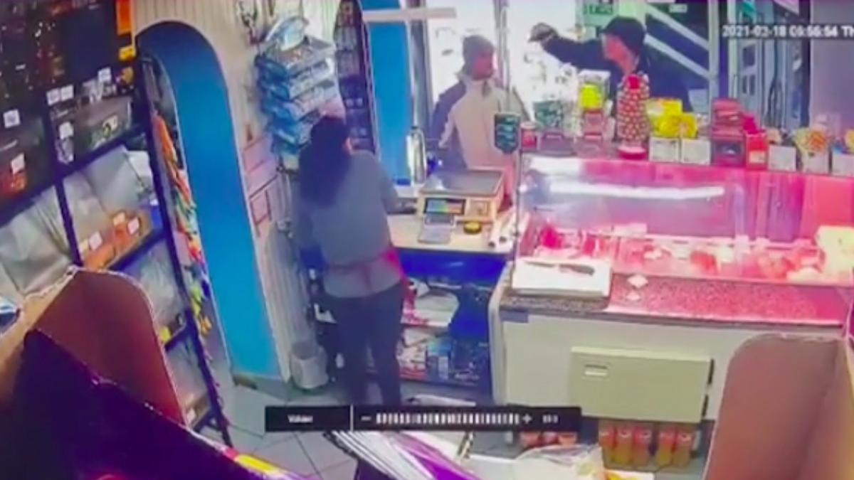 vanzatoare suceava amenintata pistolul barbat nu a platit doua iaurturi