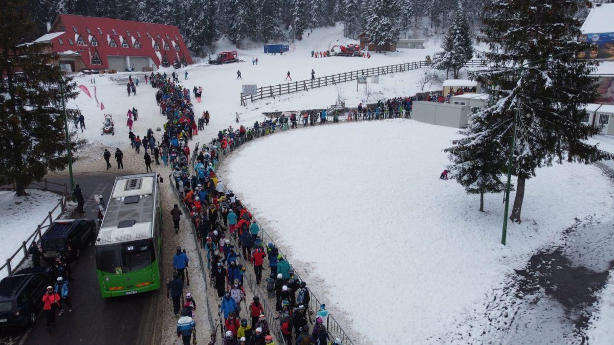 distractie aglomeratie poiana brasov turisti schi