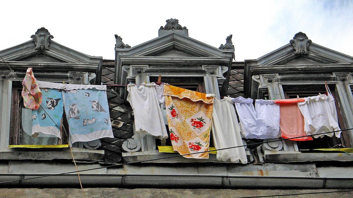 scandal femei bloc rufe uscat