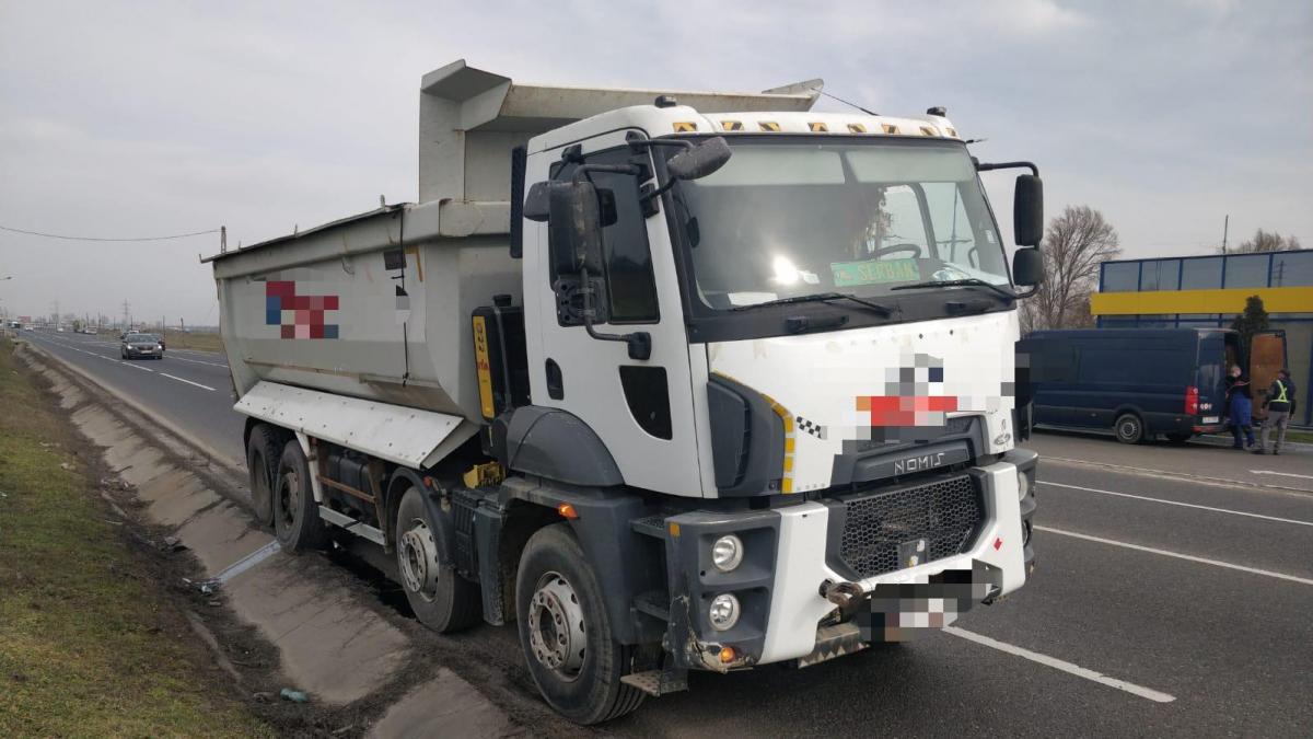 barbat mort lovit roata camion