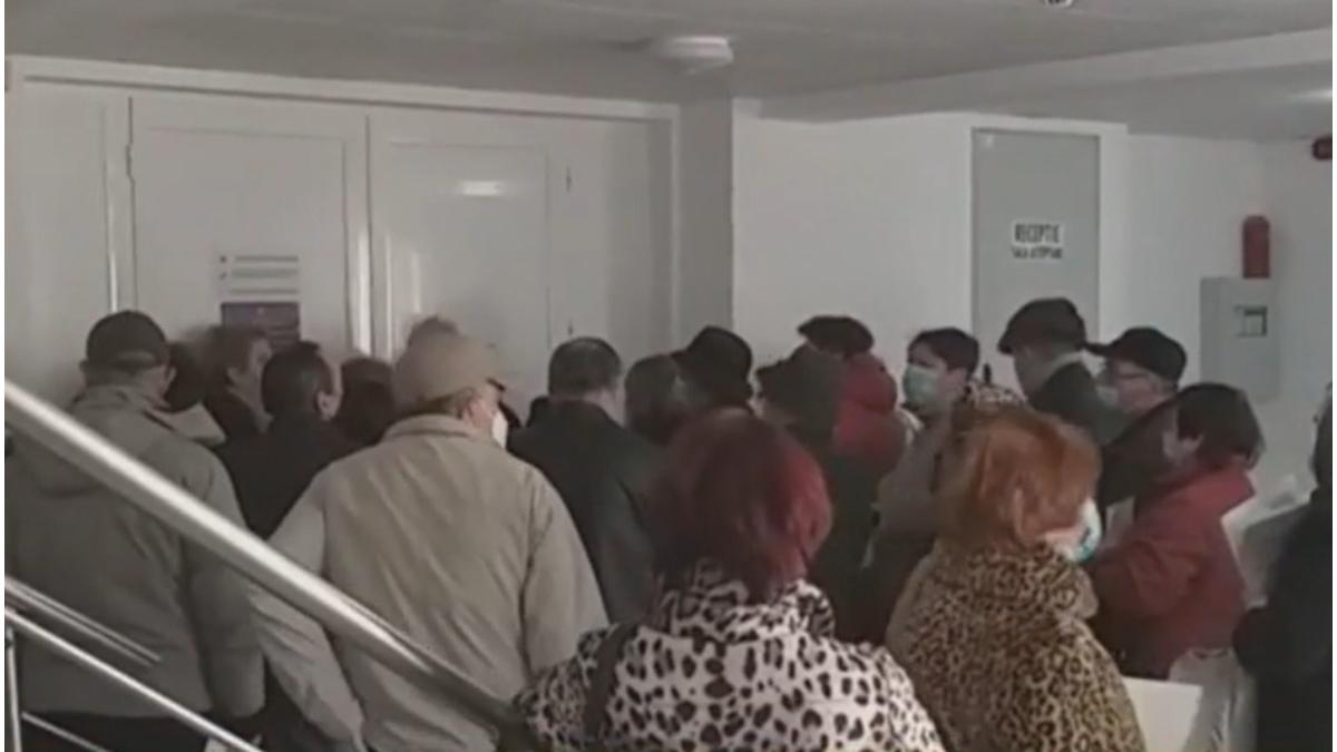 cozi uriase la vaccinarea anti covid