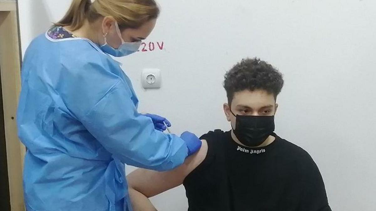 cel mai tanar roman vaccinat covid 16 ani