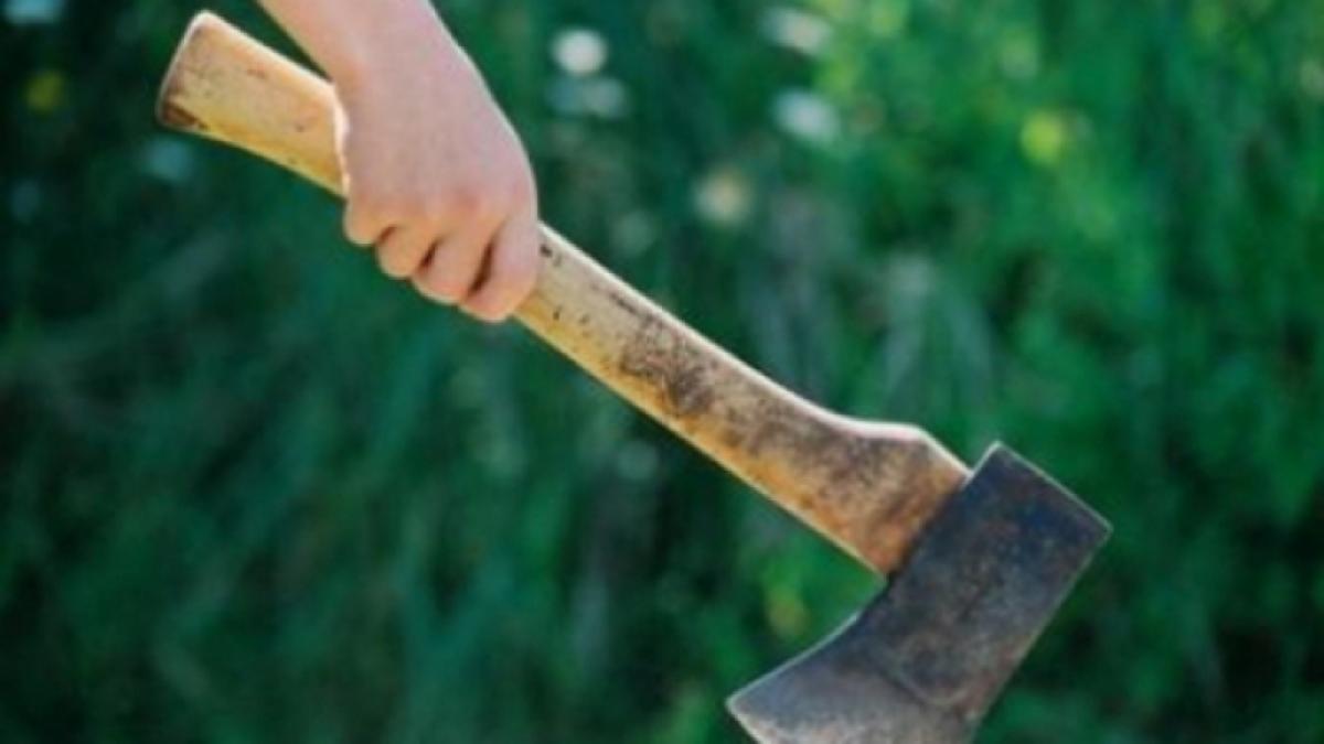 resita femei amenintate cu toporul