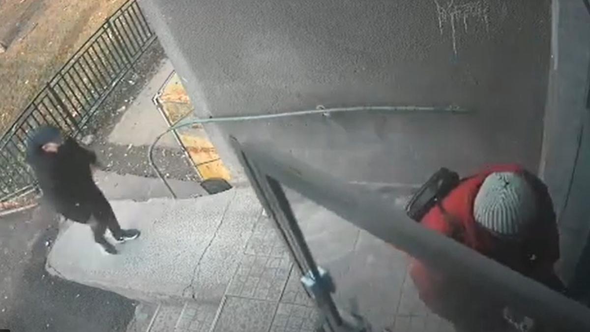 pensionara atacata scara bloc bucuresti