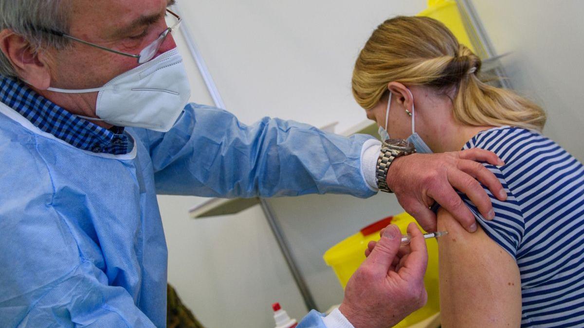 Aproape 60.000 de persoane de peste 55 de ani s-au programat la vaccinarea cu AstraZeneca în ultimele 24 de ore