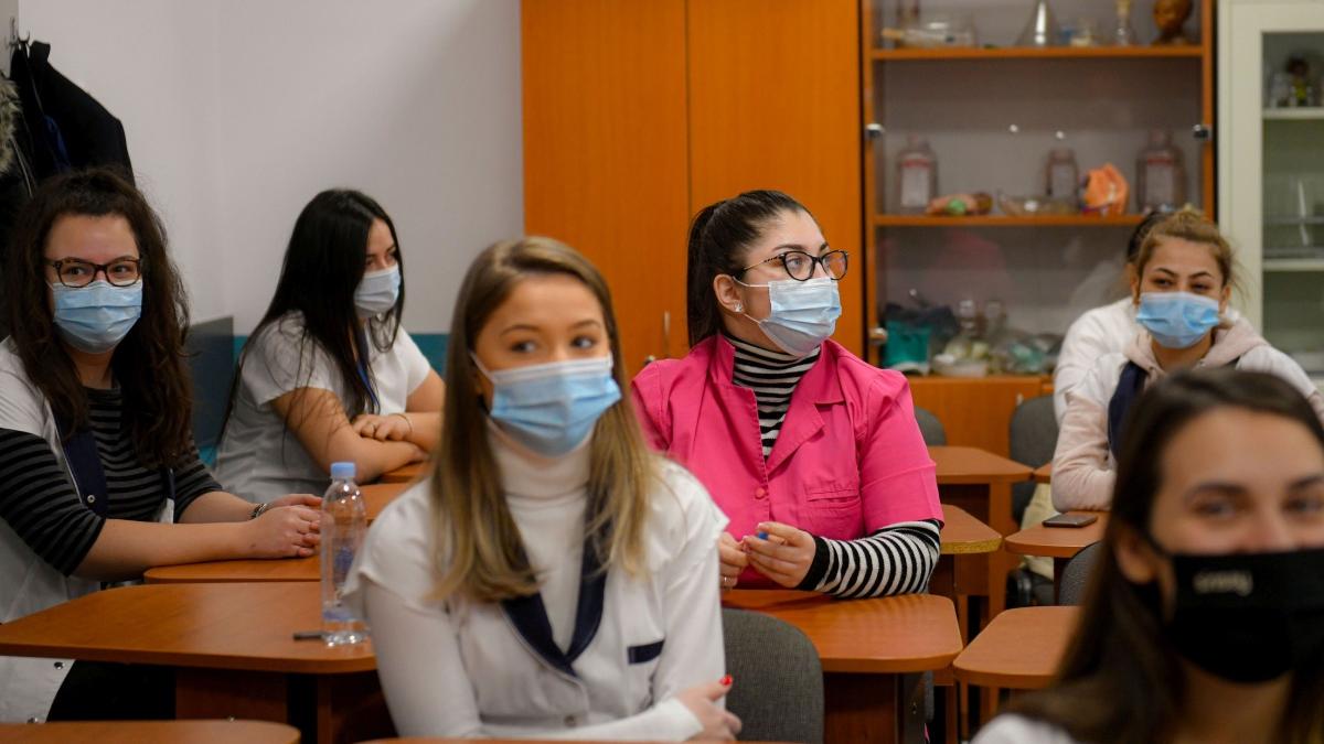 elevi angajati educatie covid clase suspendate ministerul educatiei