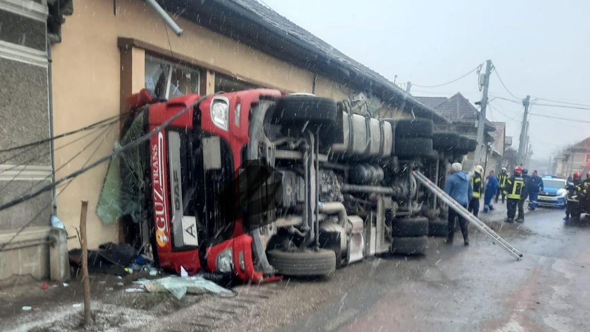 O cisternă s-a răsturnat şi a intrat într-o casă. Şoferul era băut. Trafic restricţionat pe DN 1