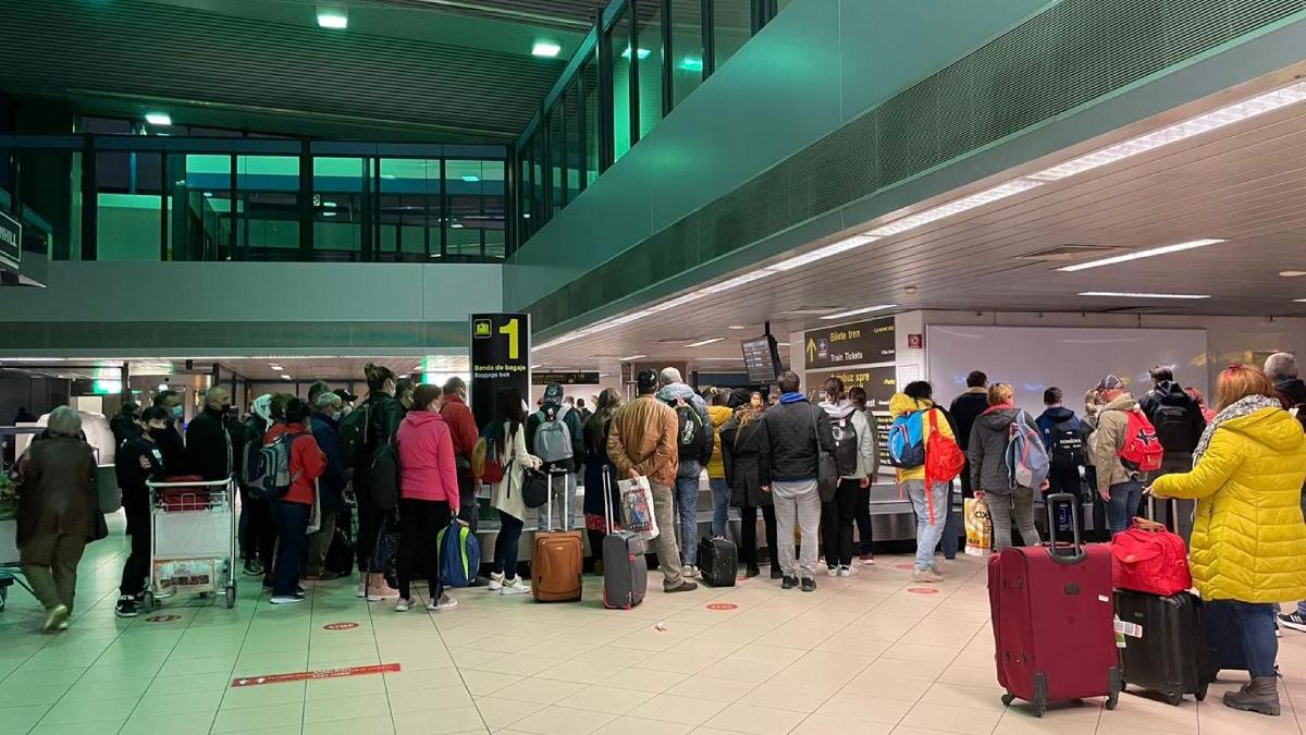 cozi pasageri aeroport otopeni