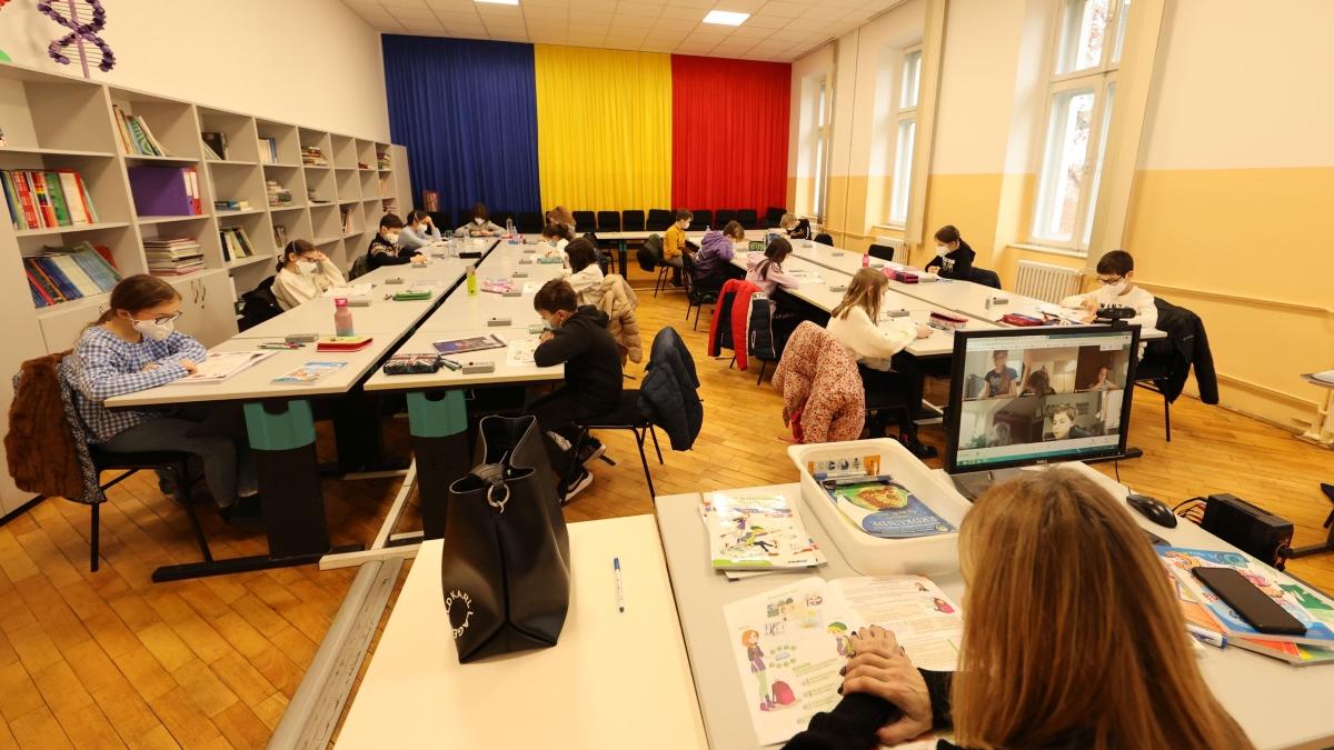 elevii cer taxarea meditatiilor tarifele sunt in afara legii