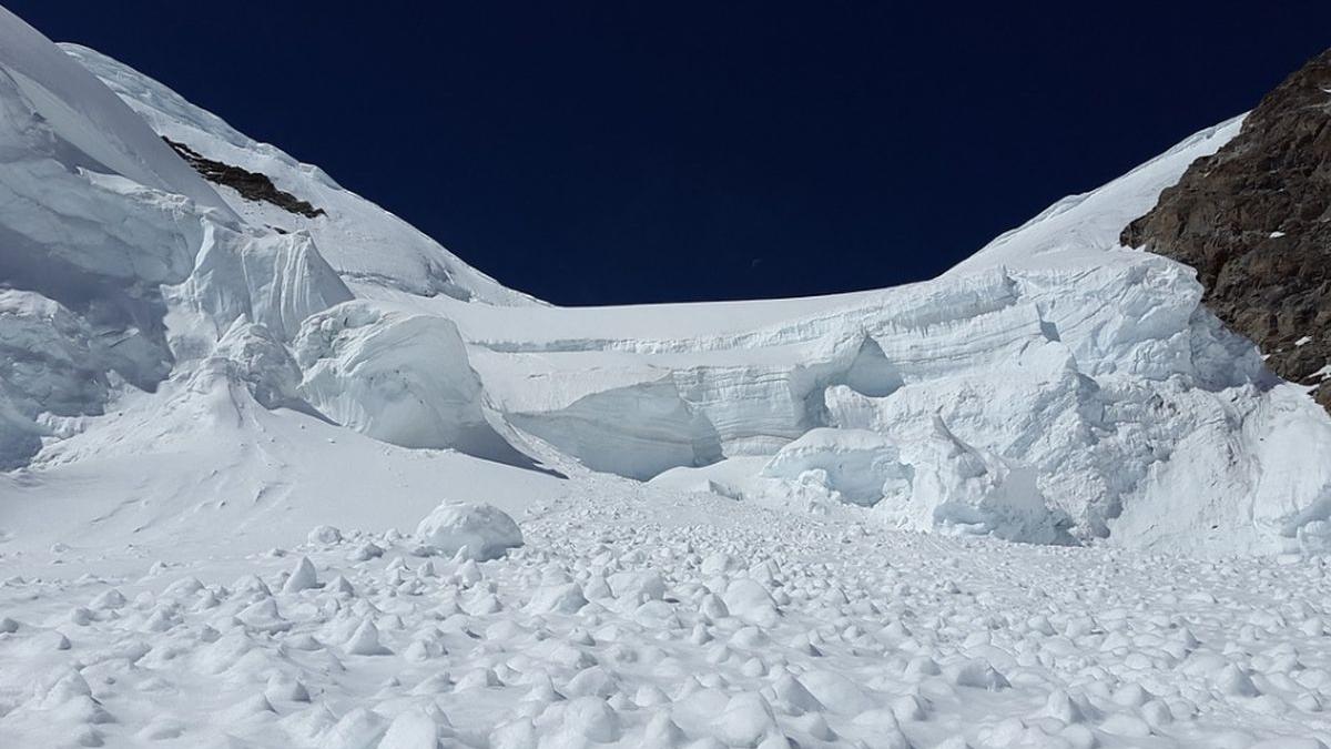 Risc major de avalanşă în munţii Bucegi. Ninsoarea nu s-a oprit de două zile!