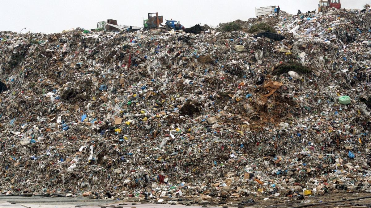 scandal groapa de gunoi catelu localnicii au blocat drumul masini salubrizare