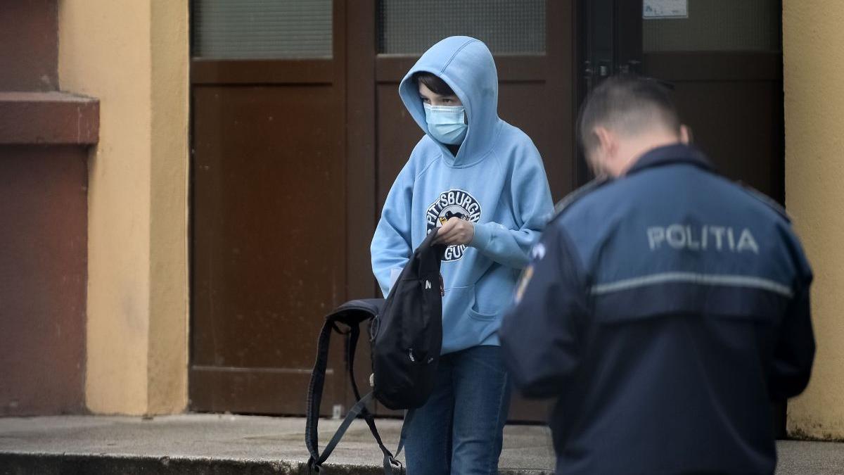 Elev în stare gravă după ce colegii l-au aruncat în sus şi nu l-au mai prins, la un liceu din Pipirig