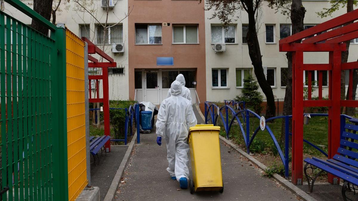 familie data afara bloc arunca gunoi geam pitesti