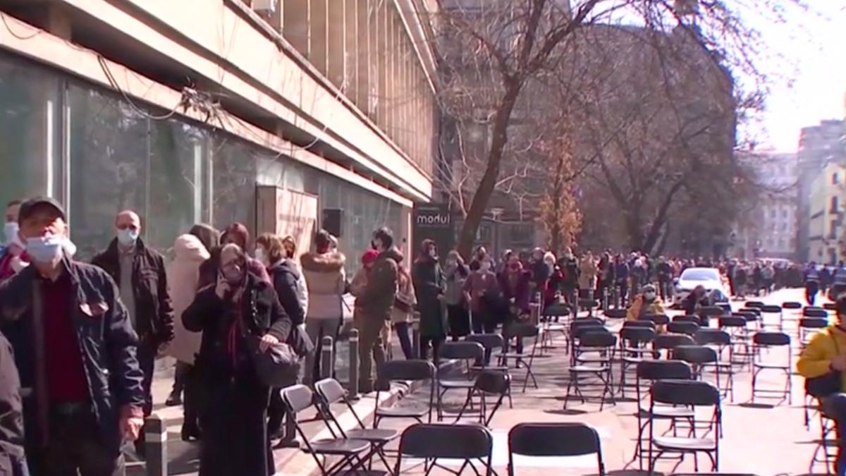 Înghesuială la icoana făcătoare de minuni din centrul Capitalei: Sute de credincioși au stat la coadă în curtea bisericii și pe stradă