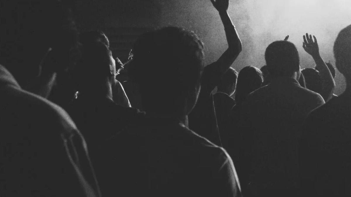 petrecere invitati apartament amenzi