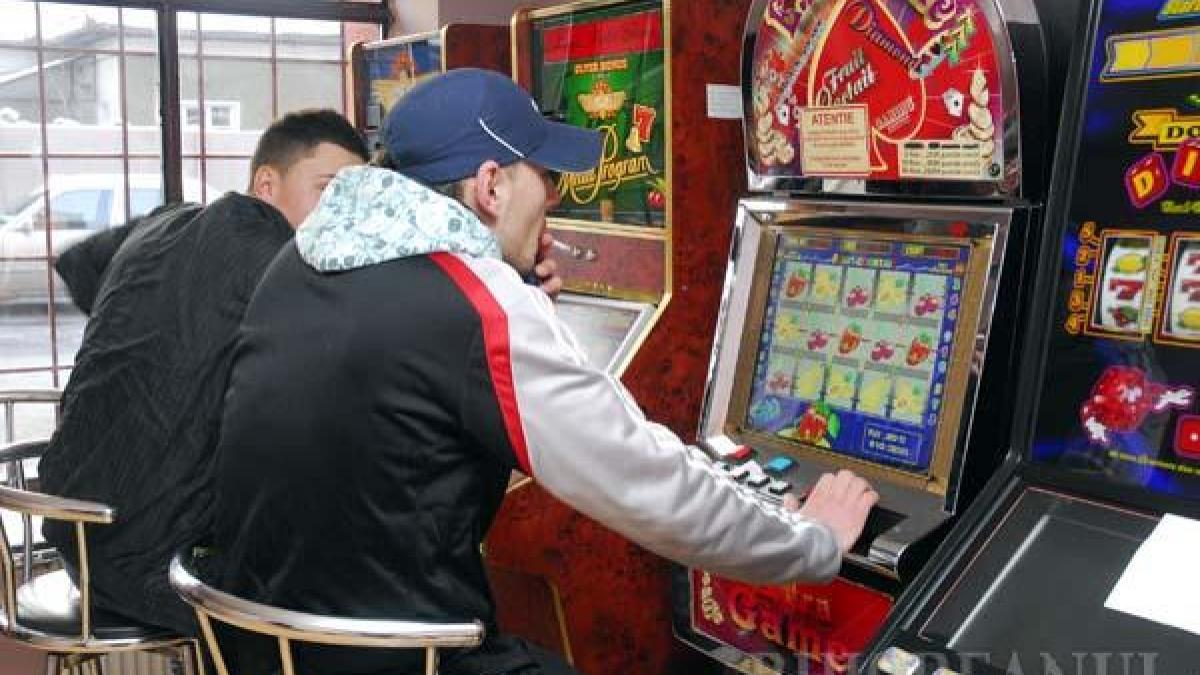 femeie bataie scaun pacanele politisti