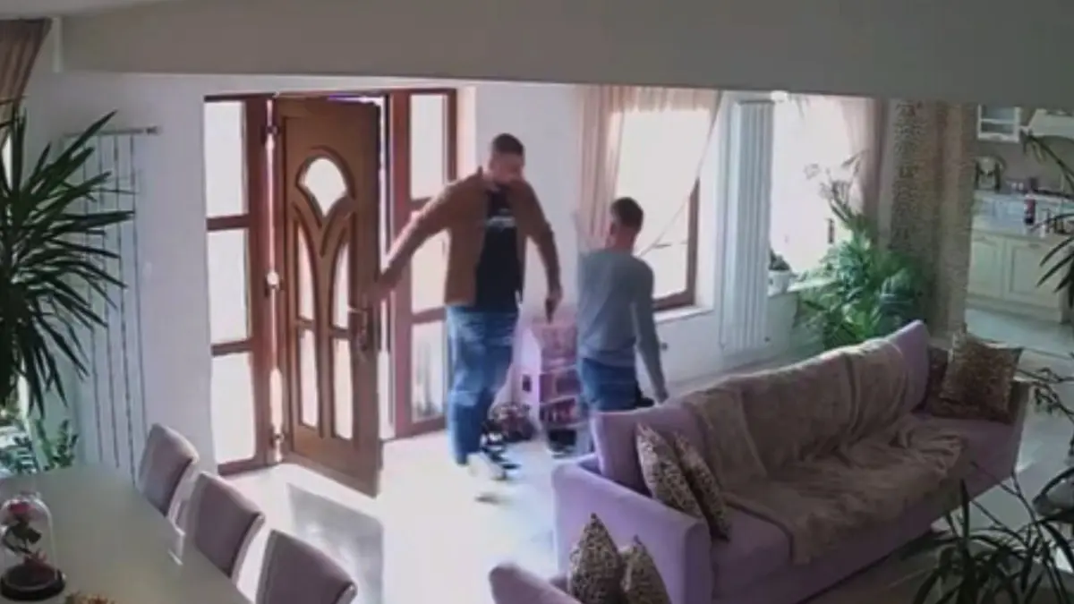 tanar samartin amenintat cu pistolul batut bodyguard propria casa