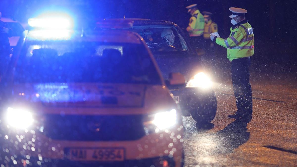 Statul român şi CNSU, date în judecată pentru că au decis să închidă oamenii în case de la ora 22.00
