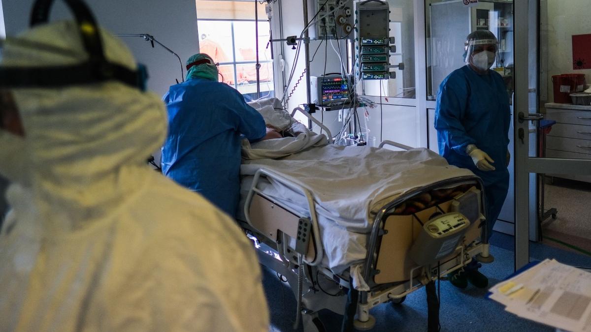 pensionara vaccinata pfizer doua saptamani langa fiul internat sectie covid