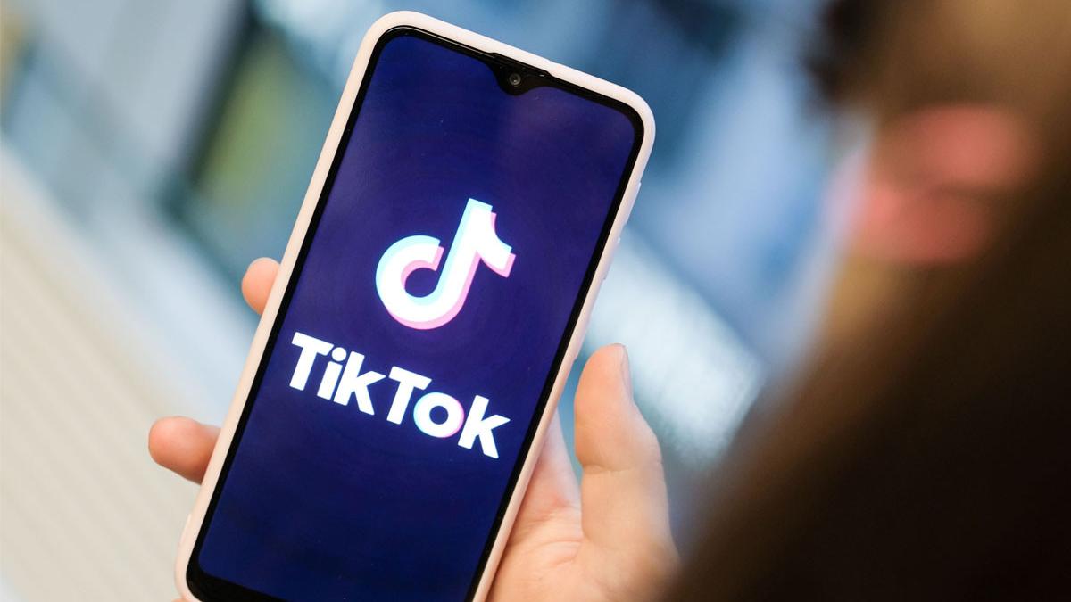 romanca tanara balcon video tiktok italia