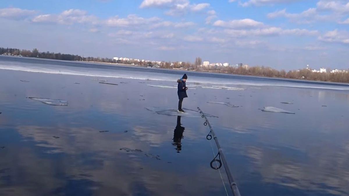 copil bucata gheata rau salvat pescar