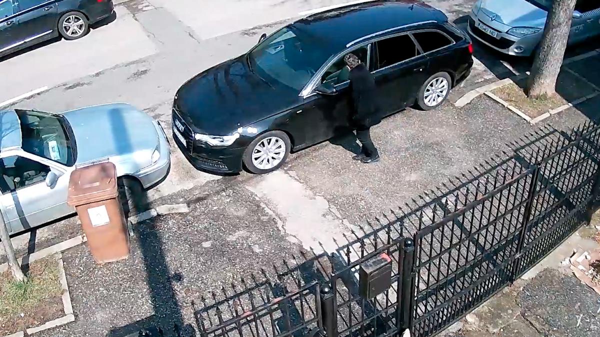 femeie zgarie masinil parcate pitesti