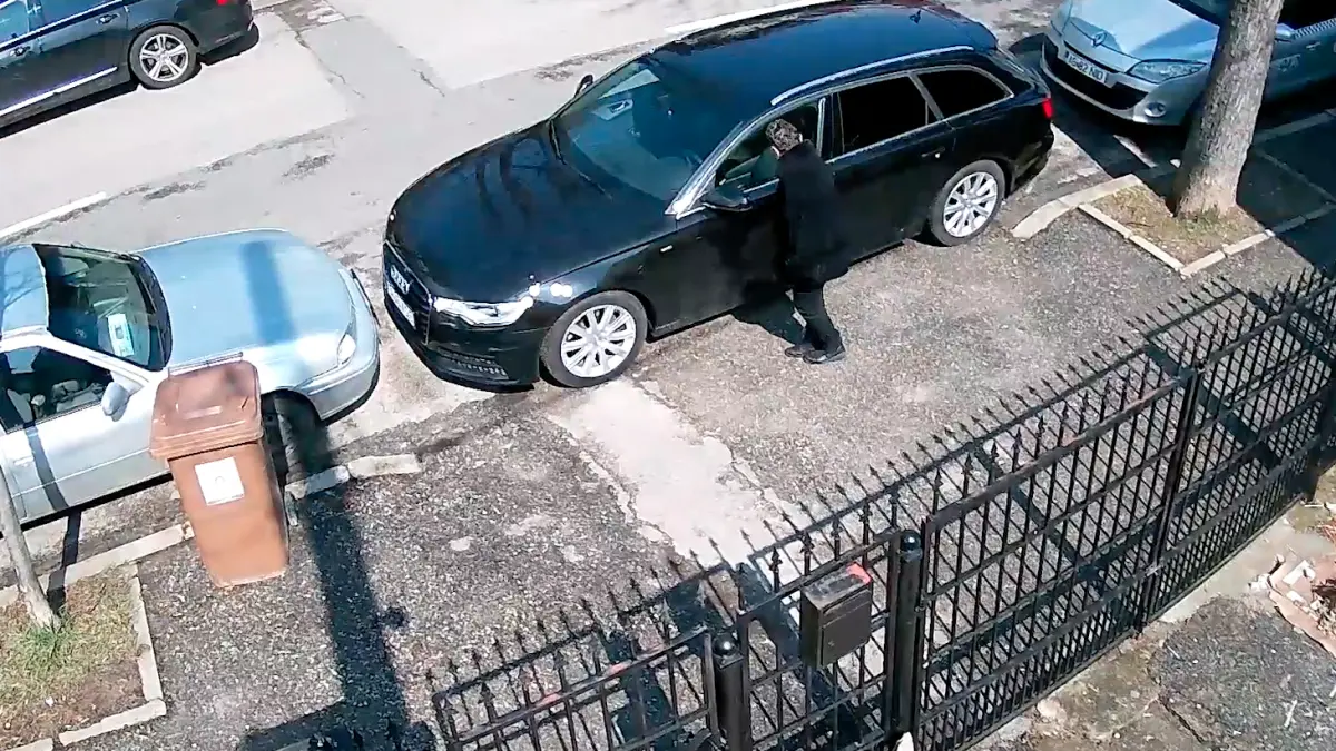 femeie zgarie masinil parcate pitesti
