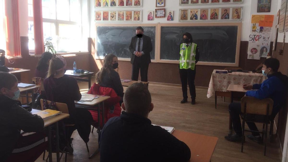 profesor suceava masca desenata paint actiune politie